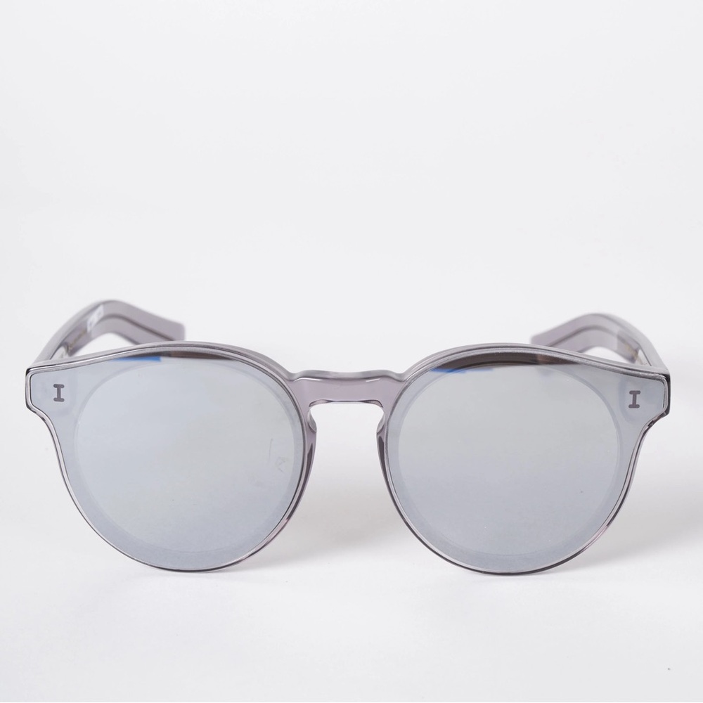 ILLESTEVA GRAY Sunglasses with Case